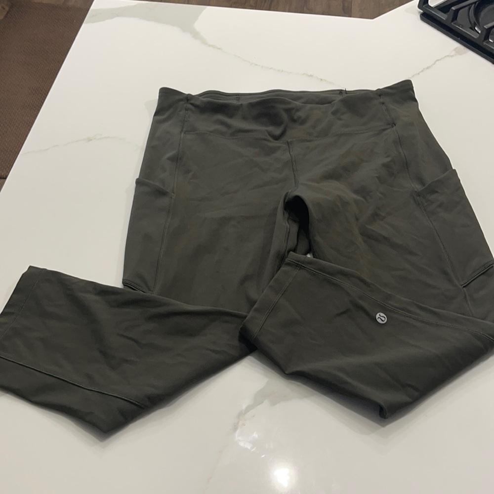 Lulu lemon capris